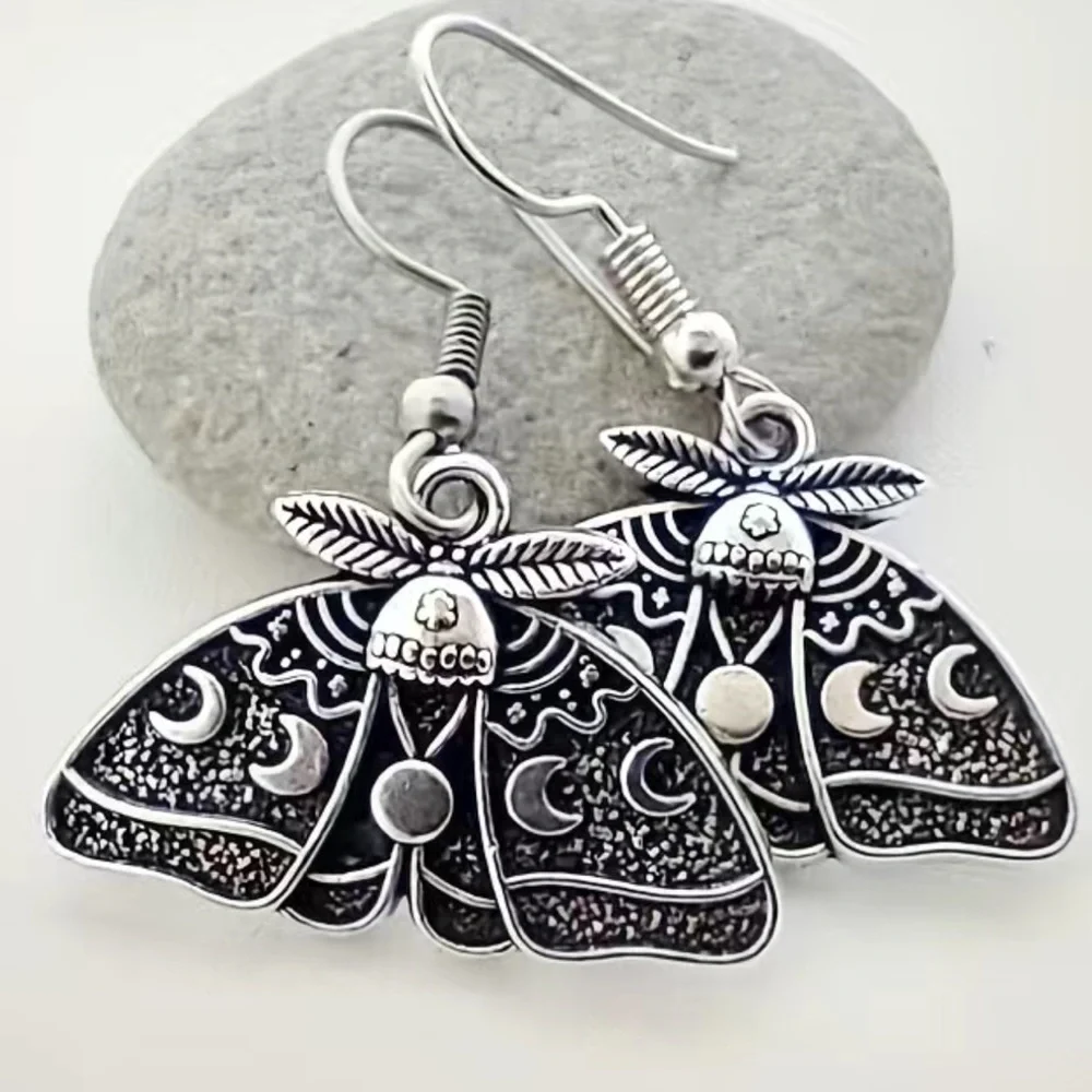 Moth crescent moon silver earrings - Picture 4 of 13